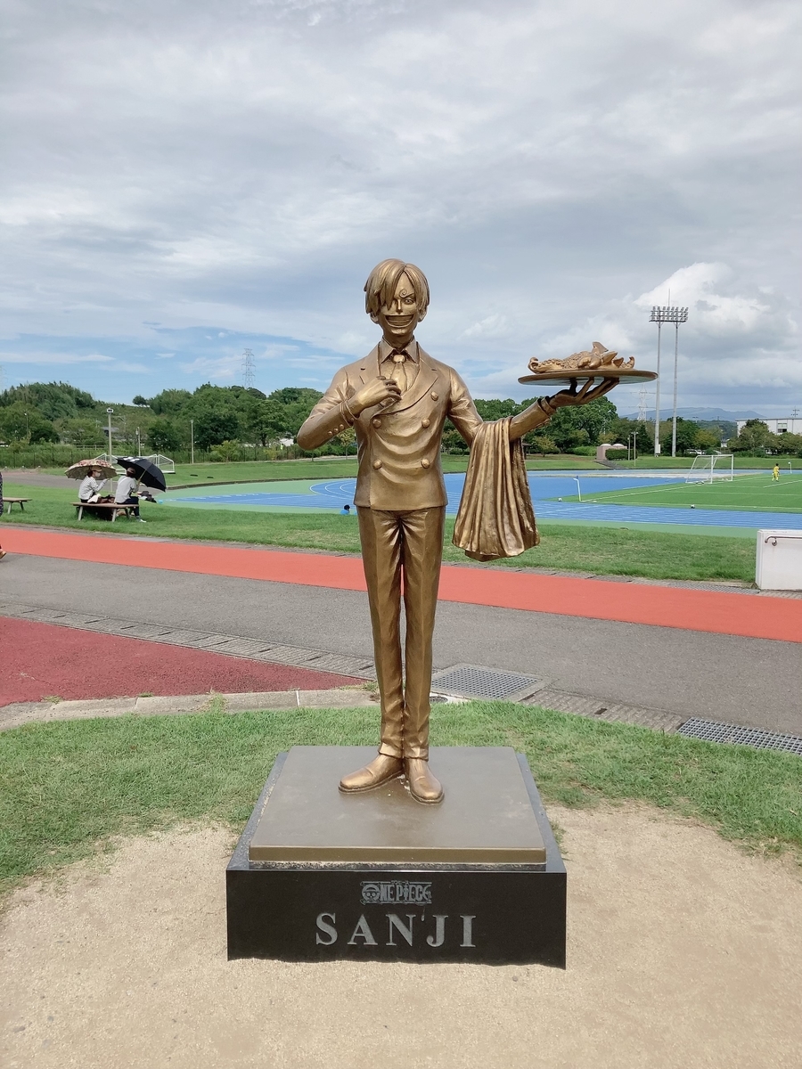 益城町総合運動公園に立つサンジ像の全体写真