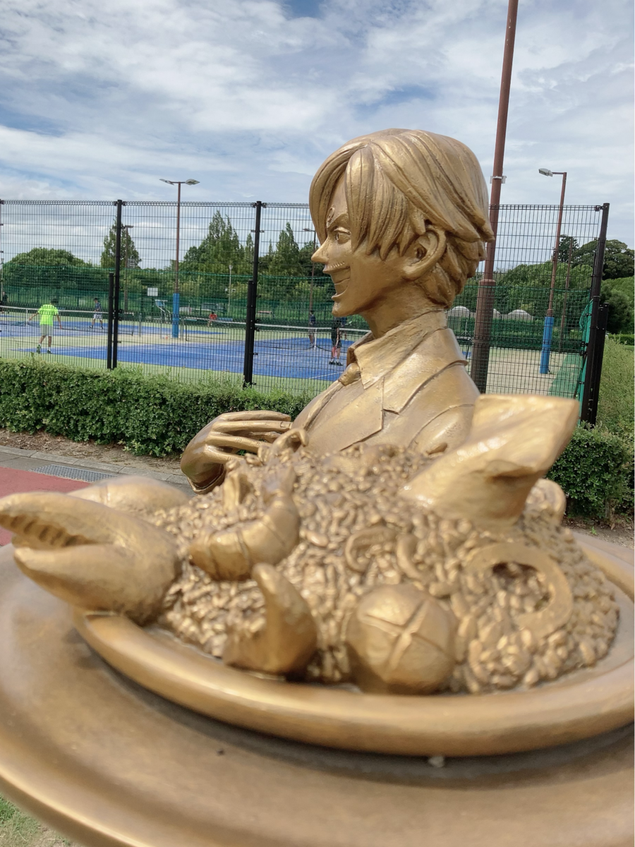 サンジ像の表情とくるん眉毛の拡大写真