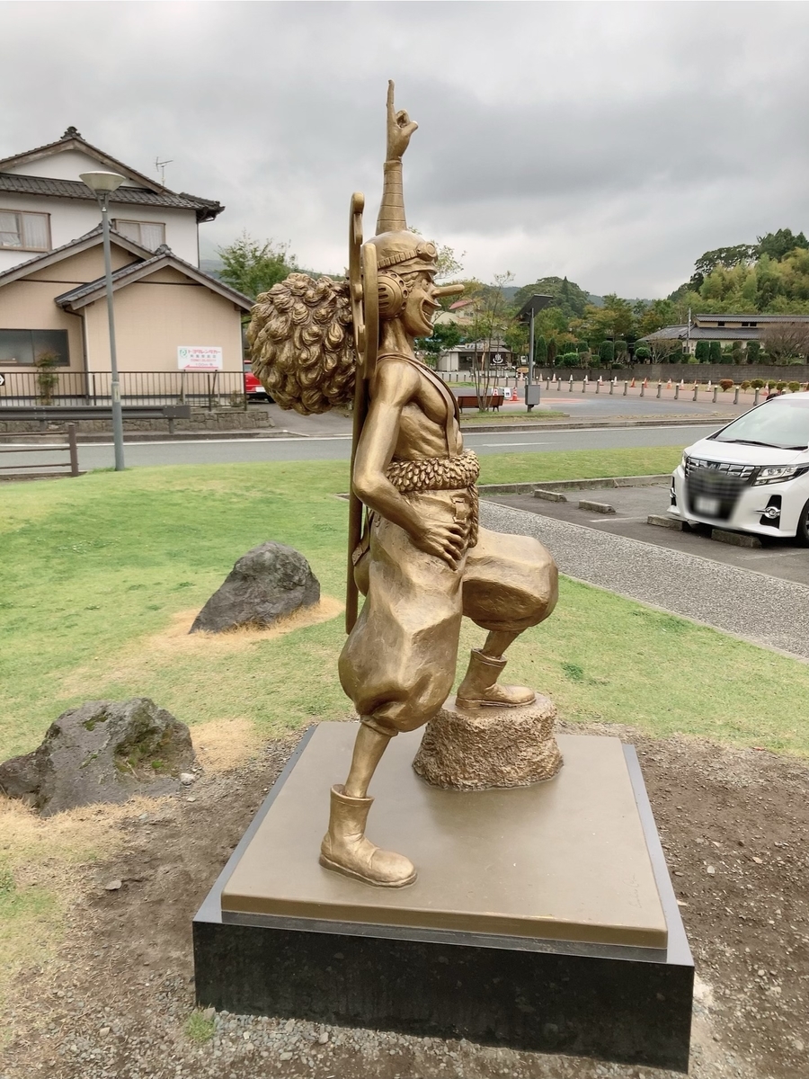 黒カブトを構えるウソップ像のアップ写真