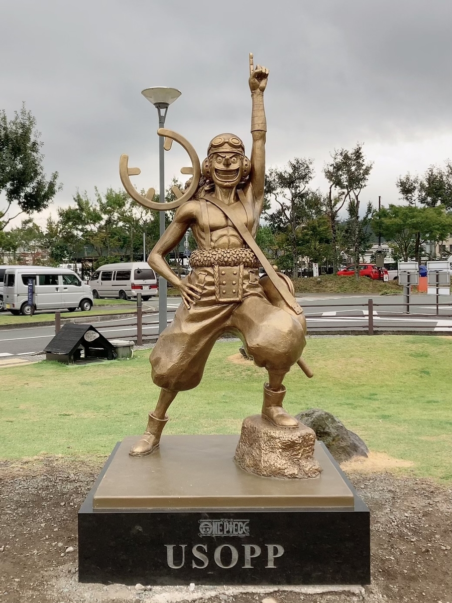 JR阿蘇駅前に立つウソップ像の全体写真