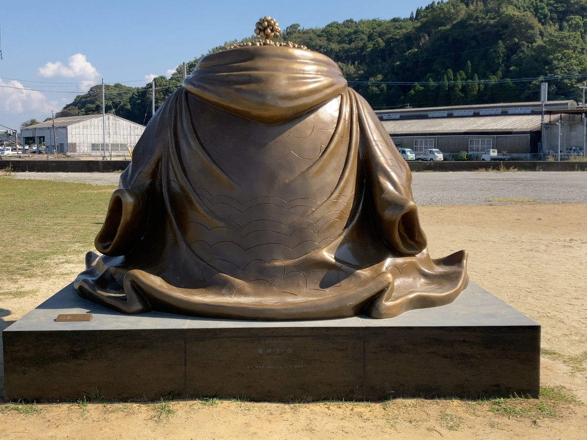 有明海と空を背景にしたジンベエ像の横構図